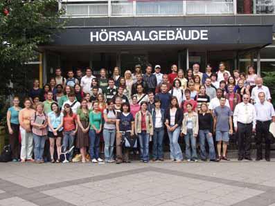 ISU-Teilnehmer vor Hörsaalgebäude ISU-Teilnehmer vor Hörsaalgebäude