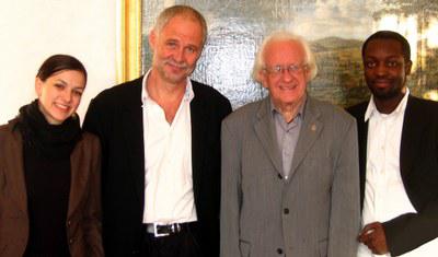 Karoline Weber, Naakow Grant-Hayford und PD Dr. Johannes M. Becker begrüßen Professor Johan Galtung