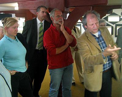 Mitglieder des Marburger Universitätsbundes beim Besuch der Ausstellung