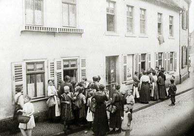 Frauen und Kinder vor einer Bäckerei in Gelnhausen, 1916-18