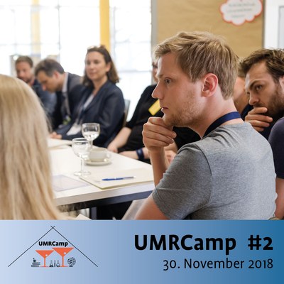 Menschen in einer Gesprächsrunde, Schriftzug UMRCamp #2, 30. November 2018