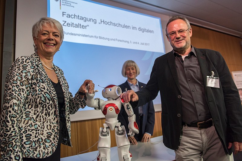 Szene mit Roboter Nao und Keynote-Speaker Jürgen Handke