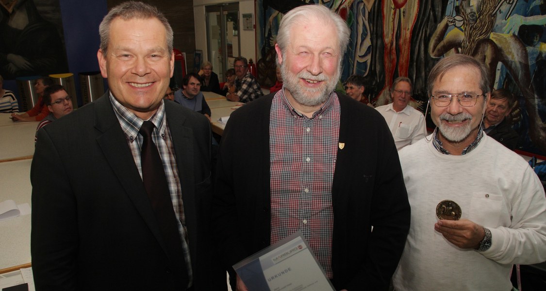 Gruppenfoto mit Oberbürgermeister, Geehrte halten Urkunden und Stadtsiegel in den Händen