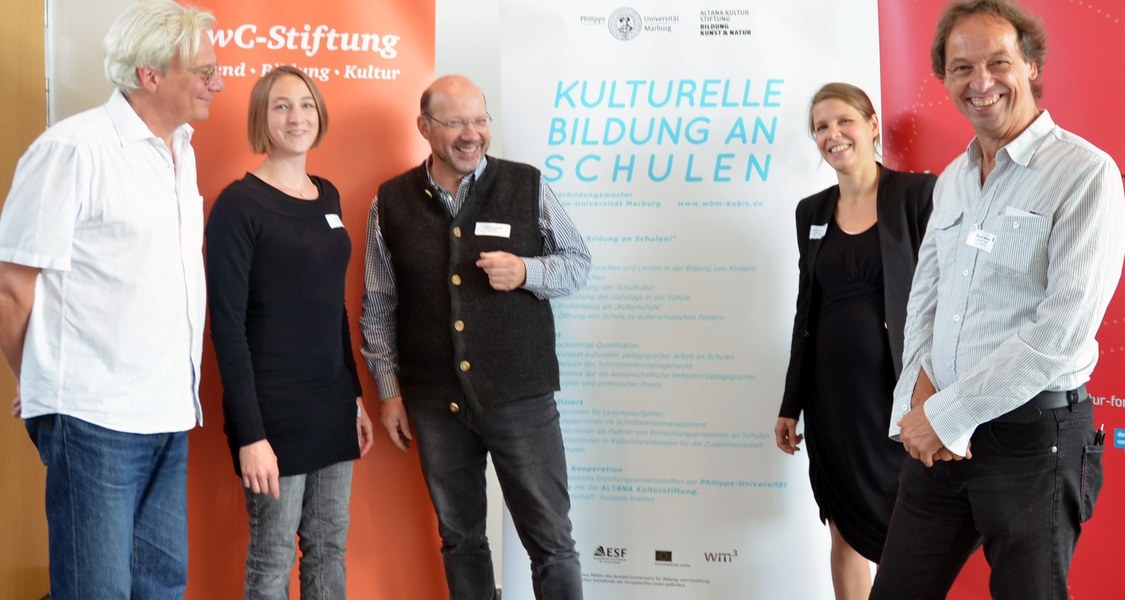 Prof. Martin Schmitz (Universität Kassel, von links), Projektkoordinatorin Anne Grabosch (WBM KuBiS, Uni Marburg), Geschäftsführer Christian Kammler (WBM KuBiS, Uni Marburg), Leiterin des Stiftungsteams Dr. Maren Ziese (PwC Stiftung, Düsseldorf) und der Promenadologe Bertram Weisshaar (Atelier Latent, Leipzig) beim Überregionalen Netzwerktreffen.