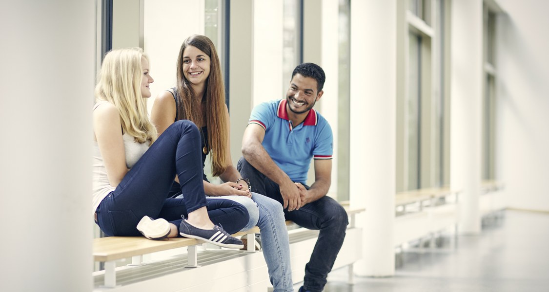 Studierende an der Universität Marburg unterhalten sich