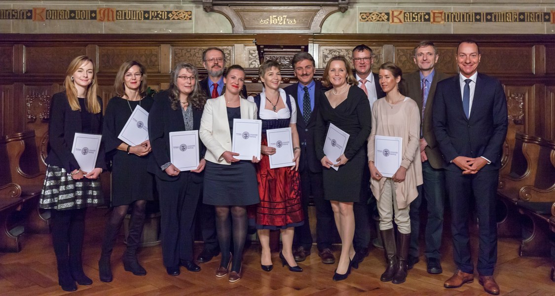 Gruppenfoto mit den Absolventinnen und Absolventen