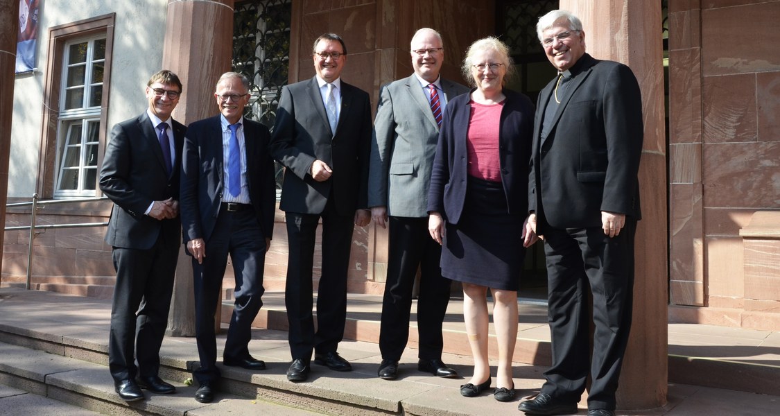 Gruppenfoto mit Amtsträgerinnen und Amtsträgern vor dem Hessischen Staatsarchiv