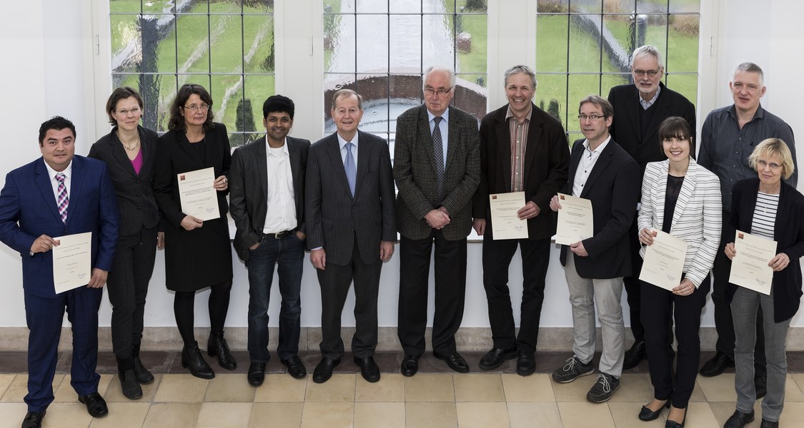 Gruppenfoto mit Stiftungspartnern und Wissenschaftlerinnen