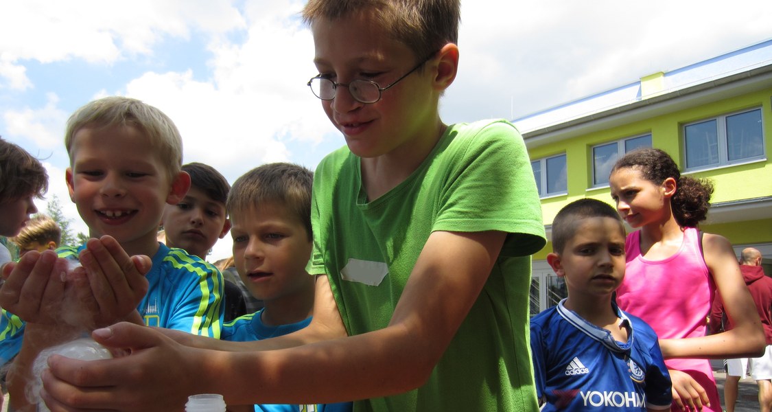 Kinder beim Experiment mit Trockeneis