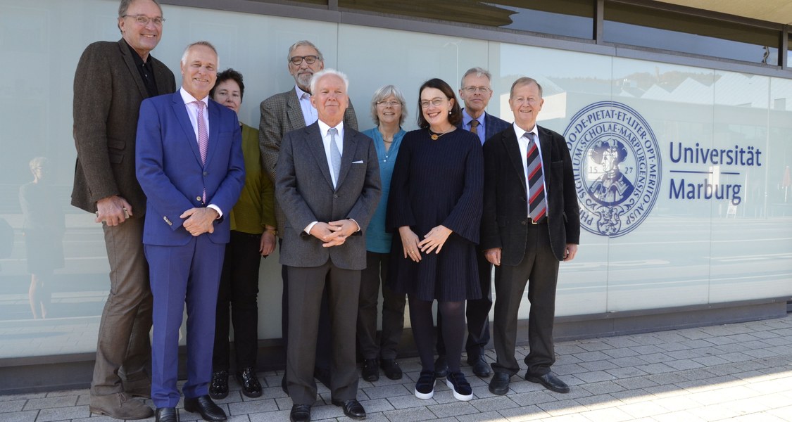 Gruppenfoto des Hochschulrates vor dem Haupt-Verwaltungsgebäude in der Biegenstraße