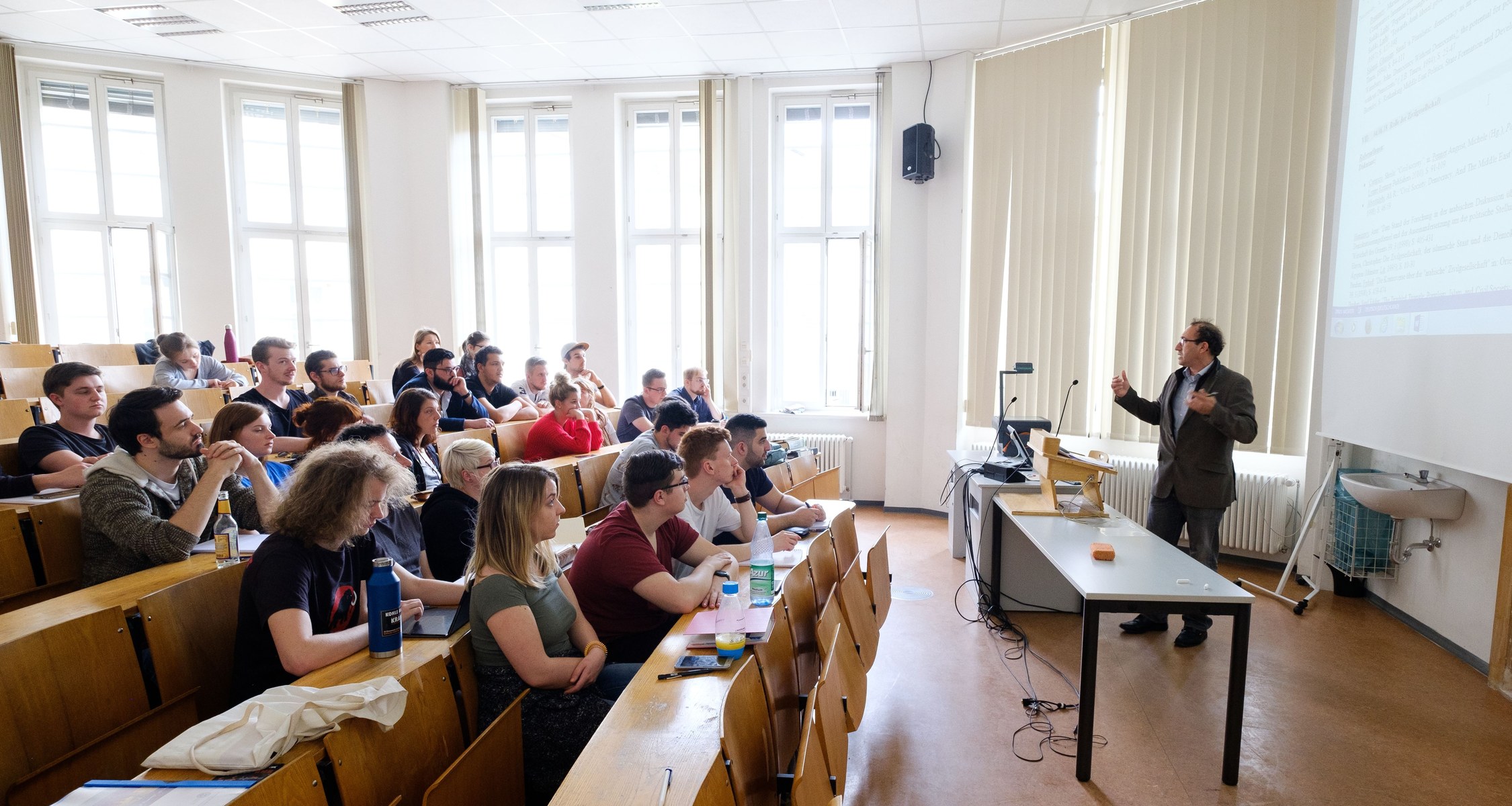 сложно ли в университете. девушка в университете. студенты в вузе. современный студент. учеба в институте.