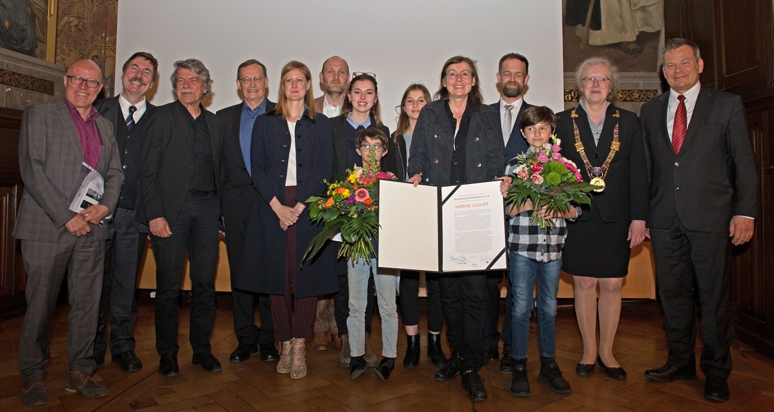 Gruppenfoto mit Preisträgerin und Honoratioren