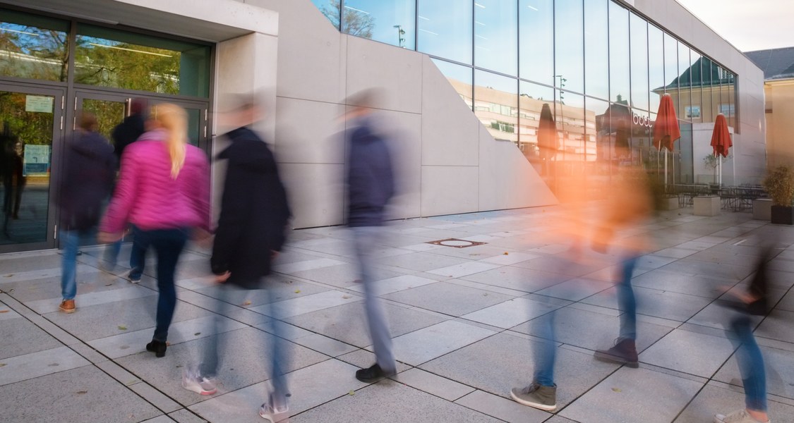 Menschen gehen ins Erwin-Piscator-Haus