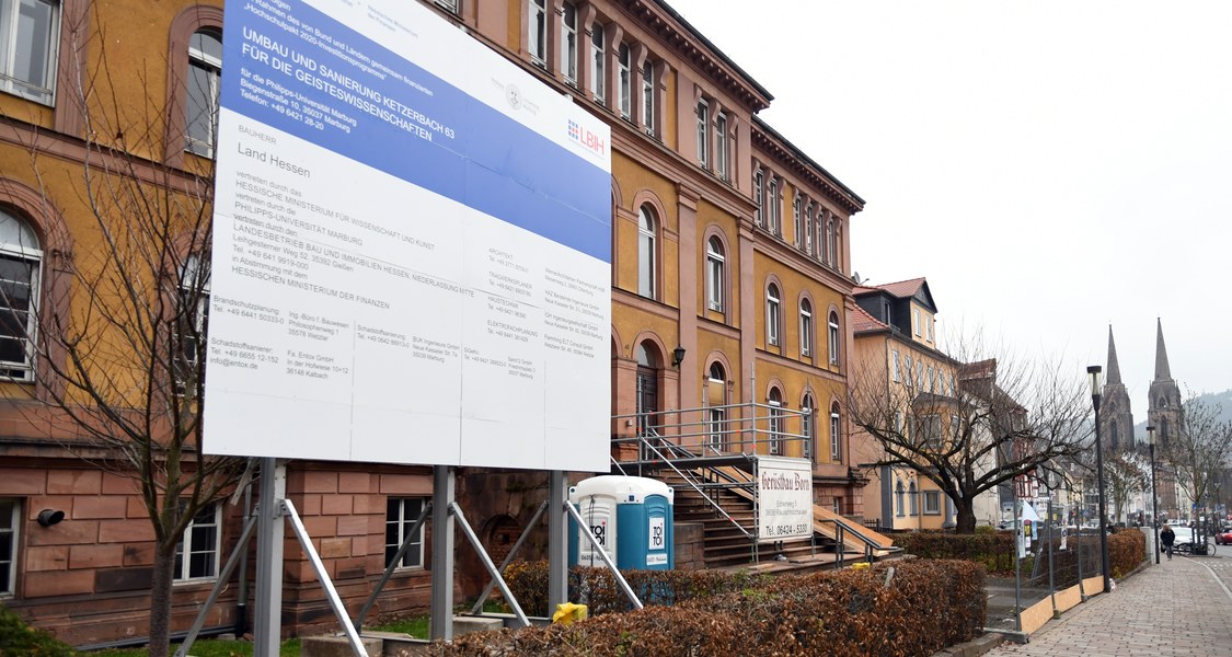 Blick auf das ehemalige Pharmaziegebäude in der Ketzerbach 63. Im Hintergrund die Straße Ketzerbach und die Elisabethkirche