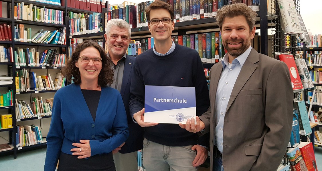 Gruppenfoto in der Bücherei der Steinmühle