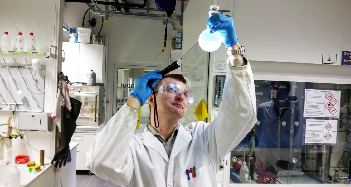 Bild eines wissenschaftlichen Mitarbeiters im Chemie-Labor