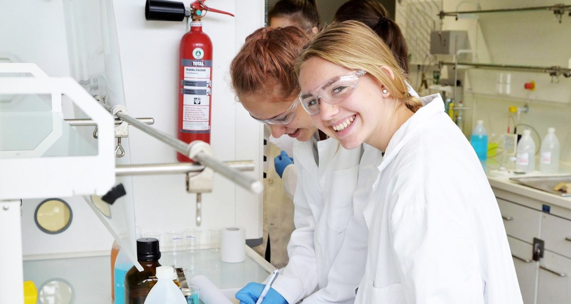 Foto von Schülerinnen bei einem wissenschaftlichen Experiment