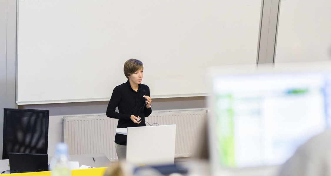 Foto einer Dozentin im Hörsaal