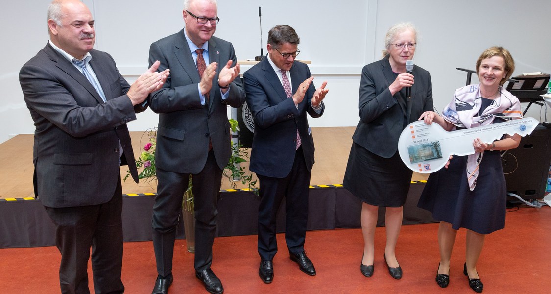 Gruppenfoto mit symbolischem Schlüssel für die UB