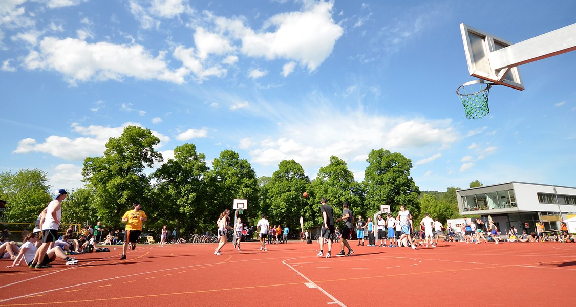 Blick auf ein Basketballfeld im Jahnstadion