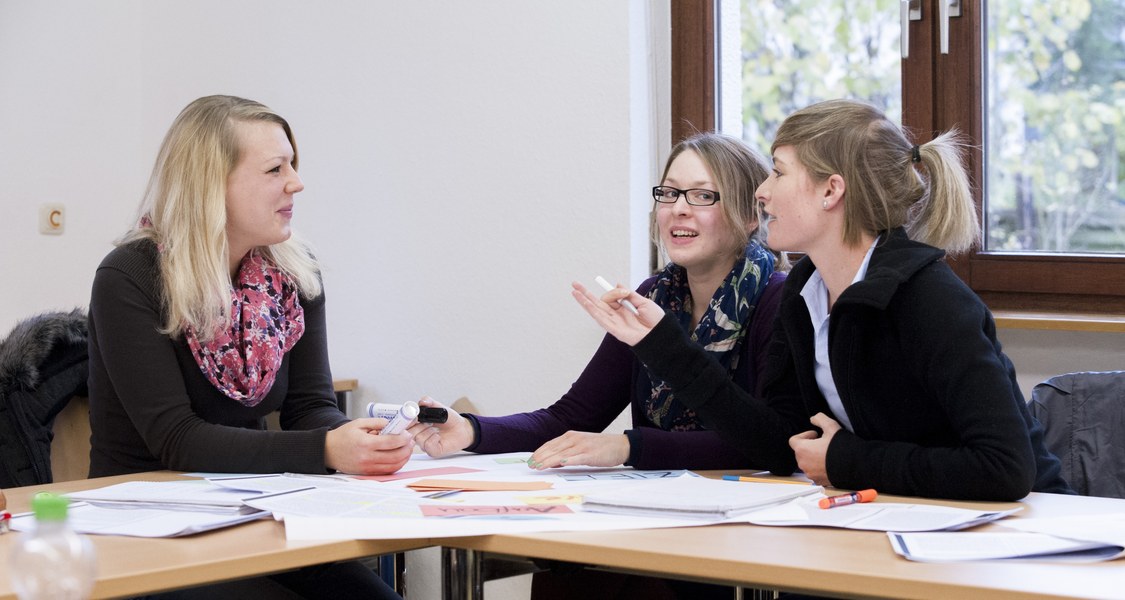 Foto von Studierenden, die über ihre Lehre sprechen