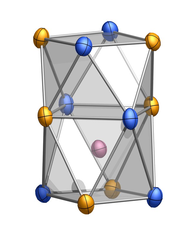 Ein exzentrisches Molekül: Der asymmetrische Cluster aus Kobalt (rot), Zinn (gelb) und Antimon (blau) ist zuvor noch nie beobachtet worden.