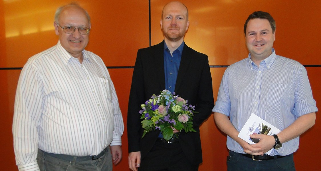 Gruppenfoto: Dr. Magnus Buchner (Mitte), Dekan des FB Chemie der Philipps-Universität Marburg, Prof. Dr. Norbert Hampp (links), Prodekan Prof. Dr. Florian Kraus (rechts).