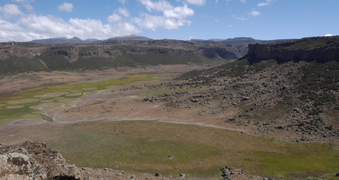 Panorama mit Berglandschaft im Hintergrund