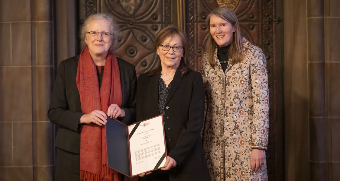 Porträtaufnahme: Universitätspräsidentin Prof. Dr. Katharina Krause (links), die Brüder-Grimm-Preisträgerin Prof. Dr. Maria Tatar (Mitte) und die Laudatorin Prof. Dr. Marion Schmaus (rechts) bei der Verleihung des Brüder Grimm-Preises.