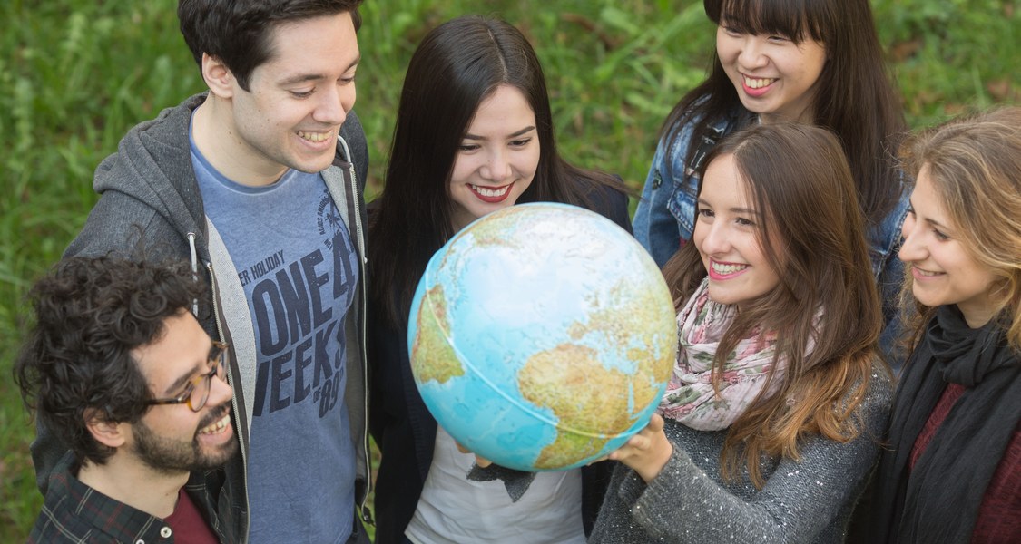 Gruppenfoto mit ausländischen Studierenden und Globus