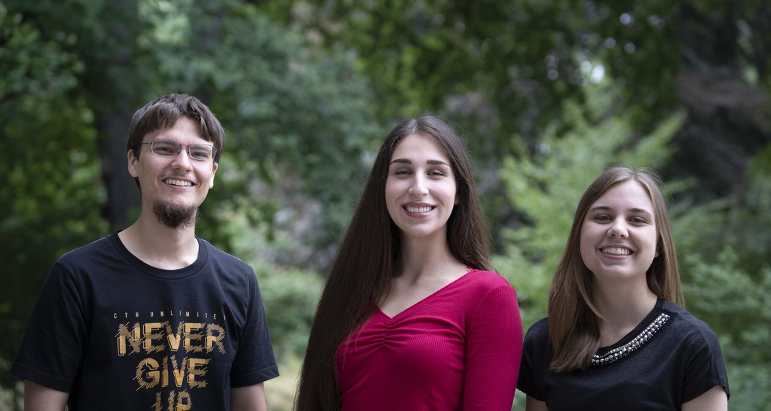 Gruppenfoto mit zwei Stipendiatinnen und einem Stipendiaten