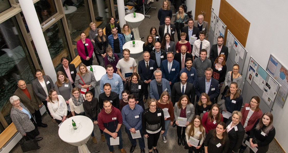 Gruppenfoto mit den Stipendiatinnen und Stipendiaten