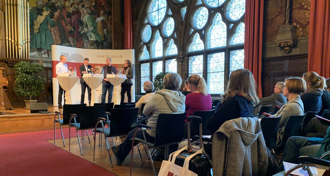 Foto vom Streitgespräch in der Alten Universität Marburg