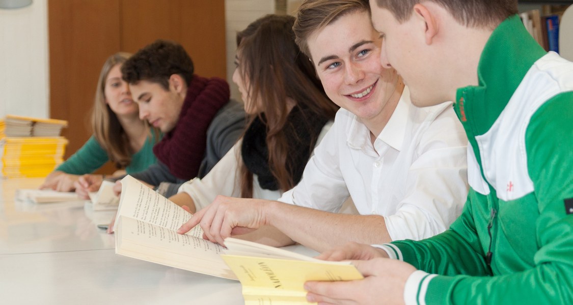 Gruppenfoto mit lächelnden Studierenden