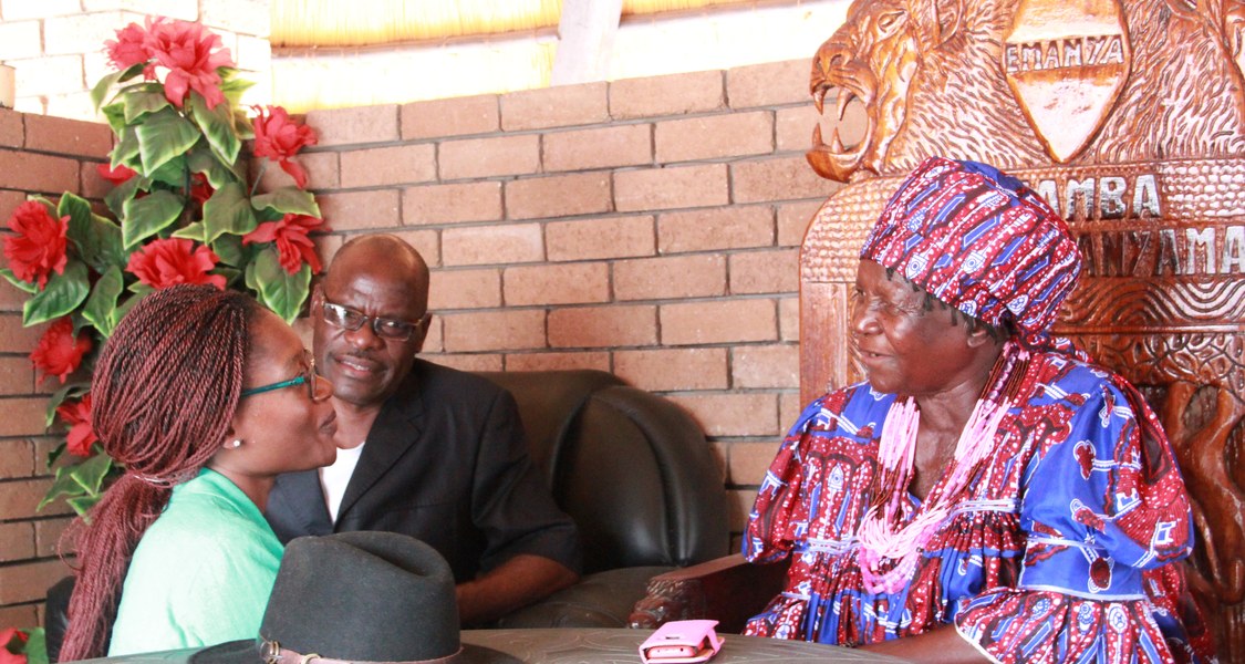 Martha Nelumbu (rechts), Königin der Oukwanyama, empfängt in ihrer Residenz die Forschungsassistentin Parista Mengela Logonda.