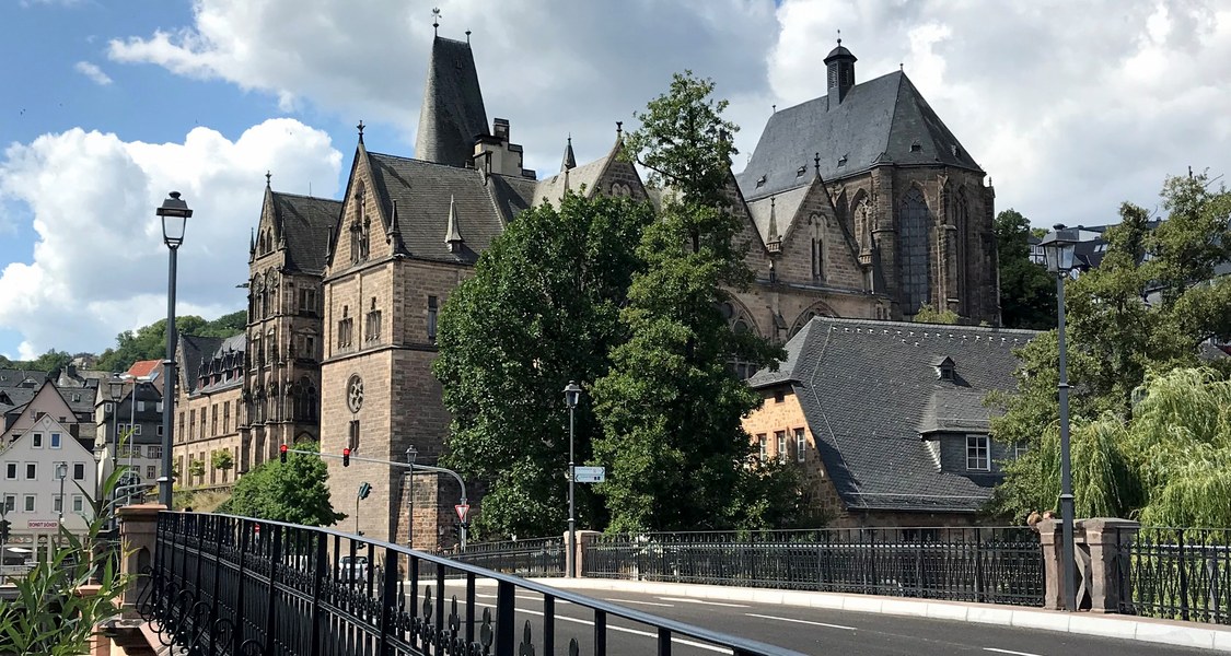 Panoramaaufnahme der Alten Universität mit Blick über die Weidenhäuser Brücke