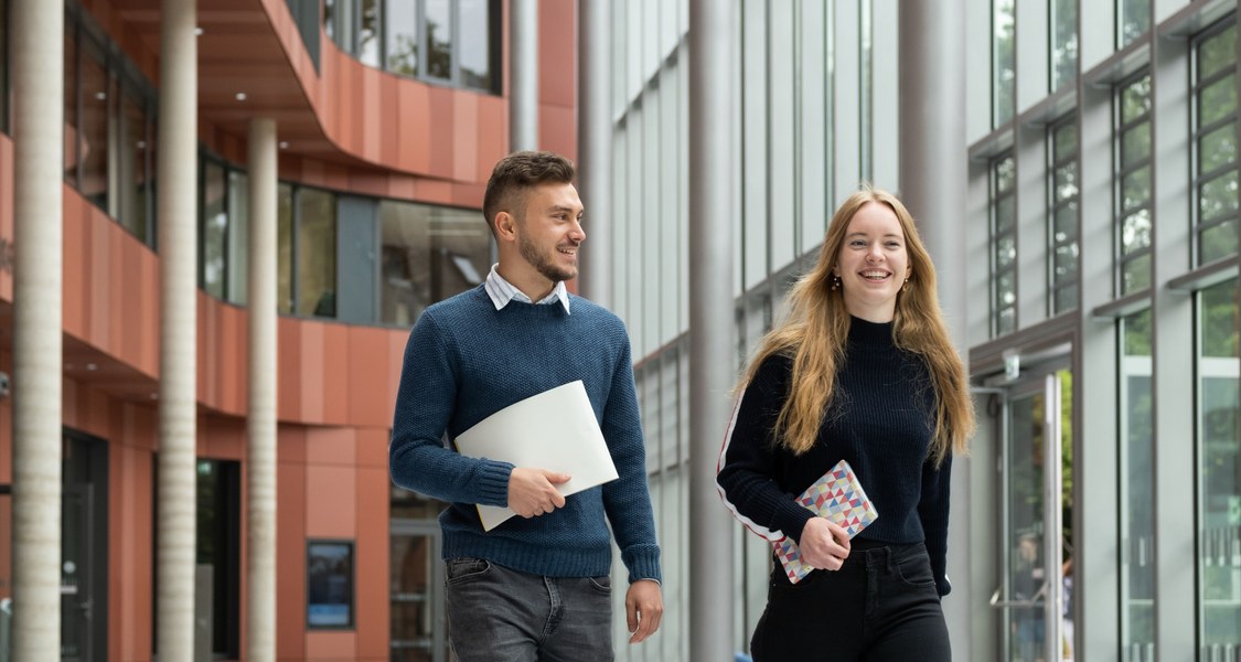 Foto von zwei Studierenden