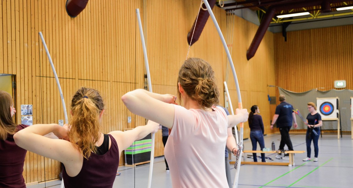 Studierende beim Bogenschießen