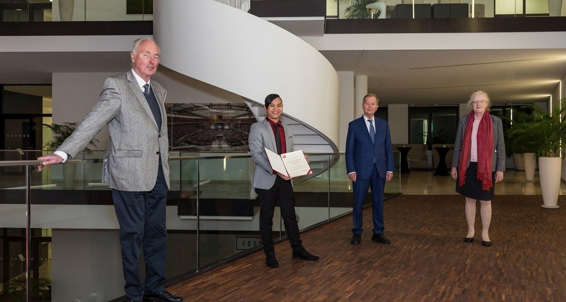 Gruppenfoto, Maik Luu hält Urkunde in den Händen