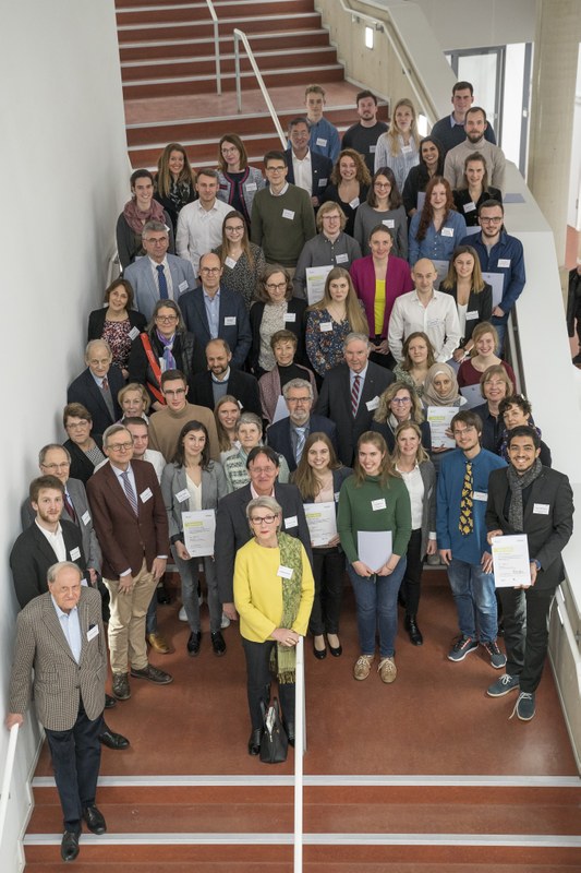 Gruppenfoto auf einer Treppe in der Universitätsbibliothek