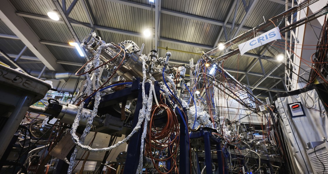 Sollen doch Moleküle die Arbeit machen! Am Ionenseparator ISOLDE des europäischen Kernforschungszentrums CERN führte das internationale Team um Ronald Fernando Garcia Ruiz und Robert Berger (kleines Bild) erstmals laserspektroskopische Untersuchungen eines kurzlebigen radioaktiven Moleküls durch.