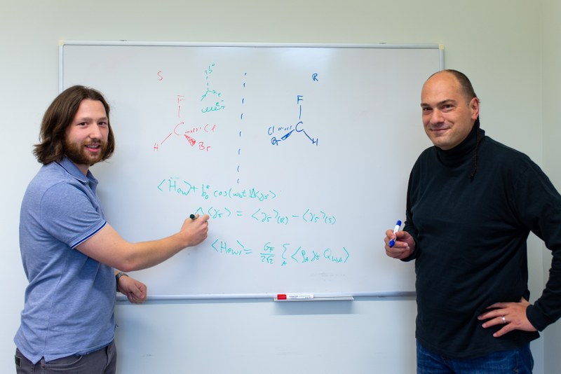 Konstantin Gaul und Robert Berger rechneten nach, ob chirale Moleküle dazu taugen, Dunkle Materie aufzuspüren.
