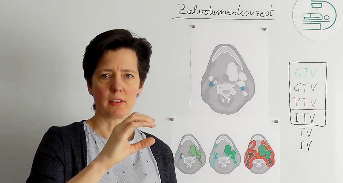 Videostandbild: Professorin Hilke Vorwerk vor Whiteboard mit Schema