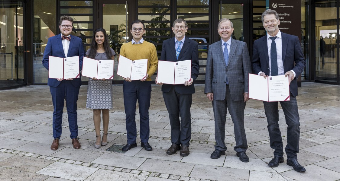 Ehrenvolle Auszeichnungen für fünf außergewöhnliche Wissenschaftler (v.l.n.r.): Die Von Behring-Röntgen-Nachwuchspreisträger Dr. Niklas Gremke, Dr. Jerena Manoharan, Dr. Chen Jiang, Medaillenträger Prof. Dr. Roland Lill, Stiftungspräsident Friedrich Bohl und Medaillenträger Prof. Dr. Dr. Friedrich Grimminger.
Hinweis: Alle auf dem Foto abgebildeten Personen sind gegen COVID-19 geimpft. Foto: Christian Stein