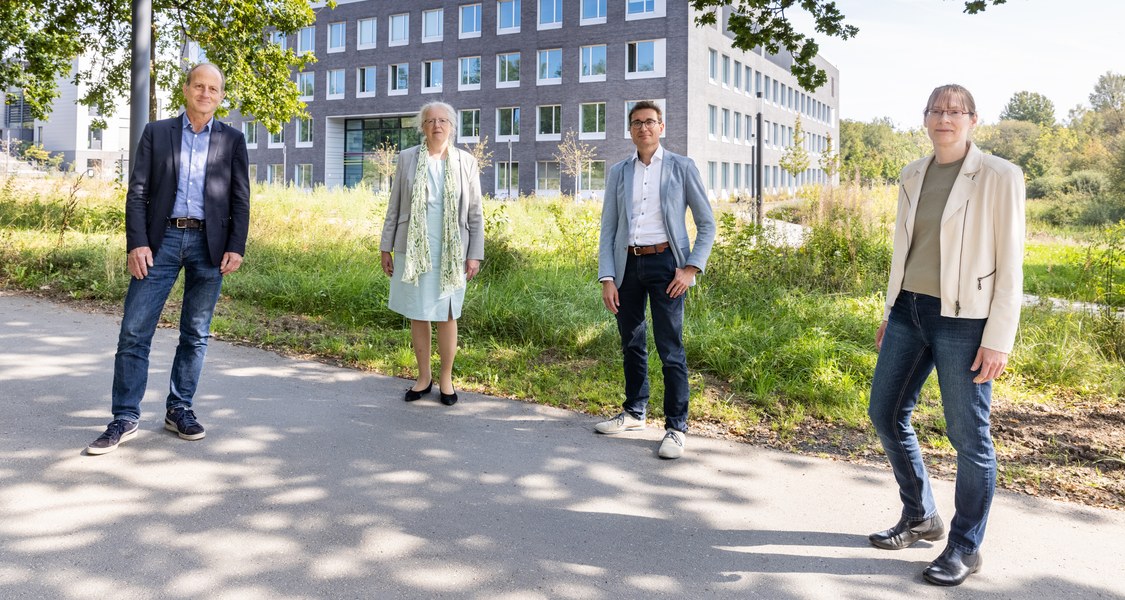 Gruppenfoto vor SYNMIKRO-Neubau