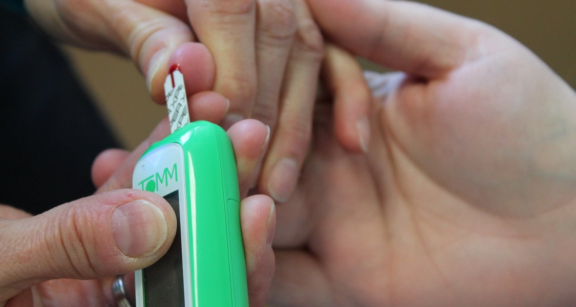 Bei einer konventionellen Blutzuckermessung wird Blut aus einer Kapillare entnommen, meist aus dem Finger. Minimalinvasive Geräte, die ohne Blutentnahme auskommen, zeigen eine Unterzuckerung nicht sicher an. (Foto: Dr. Nicole Lindner