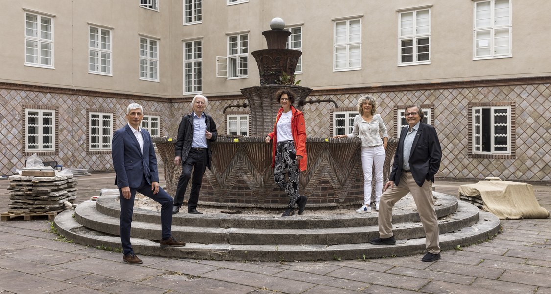 Gruppenfoto mit Brunnen im Innenhof des Kunstgebäudes