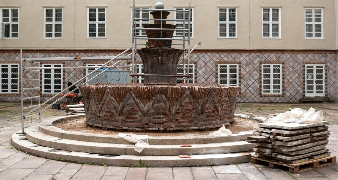 Totale auf Innenhof mit Brunnen und Gerüst sowie einigen bereits abgebauten Brunnenteilen