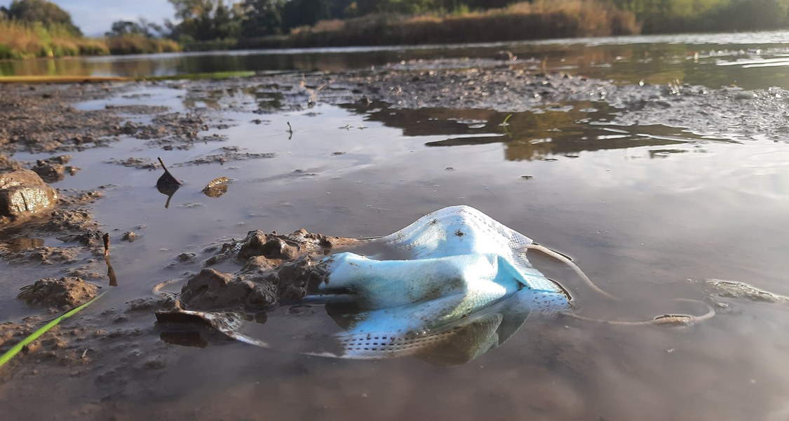 Kunststoffmüll gelangt aus den Gewässern – im Bild die Lahn in Mittelhessen – in die Flussauen. (Fotos: Collin Weber