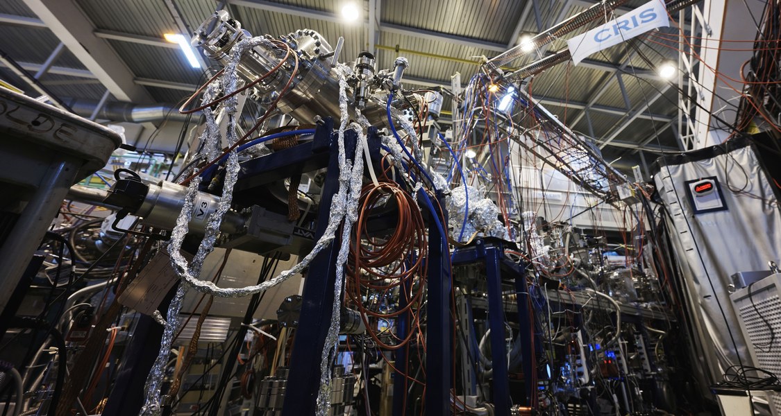 Am Isotopenseparator ISOLDE des europäischen Kernforschungszentrums CERN führte das internationale Team um Ronald Fernando Garcia Ruiz, Silviu-Marian Udrescu und Robert Berger laserspektroskopische Untersuchungen zur Isotopieverschiebung eines kurzlebigen radioaktiven Moleküls durch. (Foto: CERN)